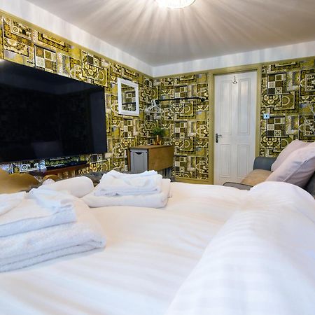 Deluxe 2 Bed Versace Bungalow Hot Tub, Sky Tv, Cinema Screen Saffron Walden Exterior foto