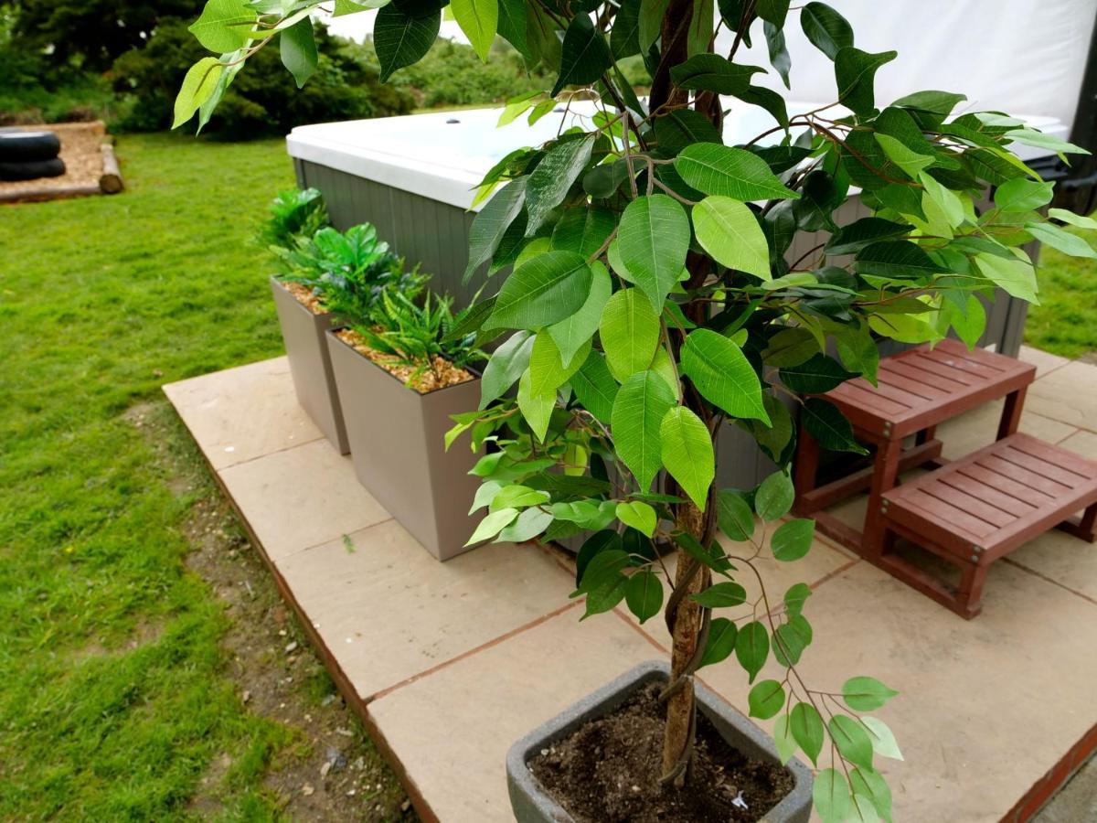 Deluxe 2 Bed Versace Bungalow Hot Tub, Sky Tv, Cinema Screen Saffron Walden Exterior foto