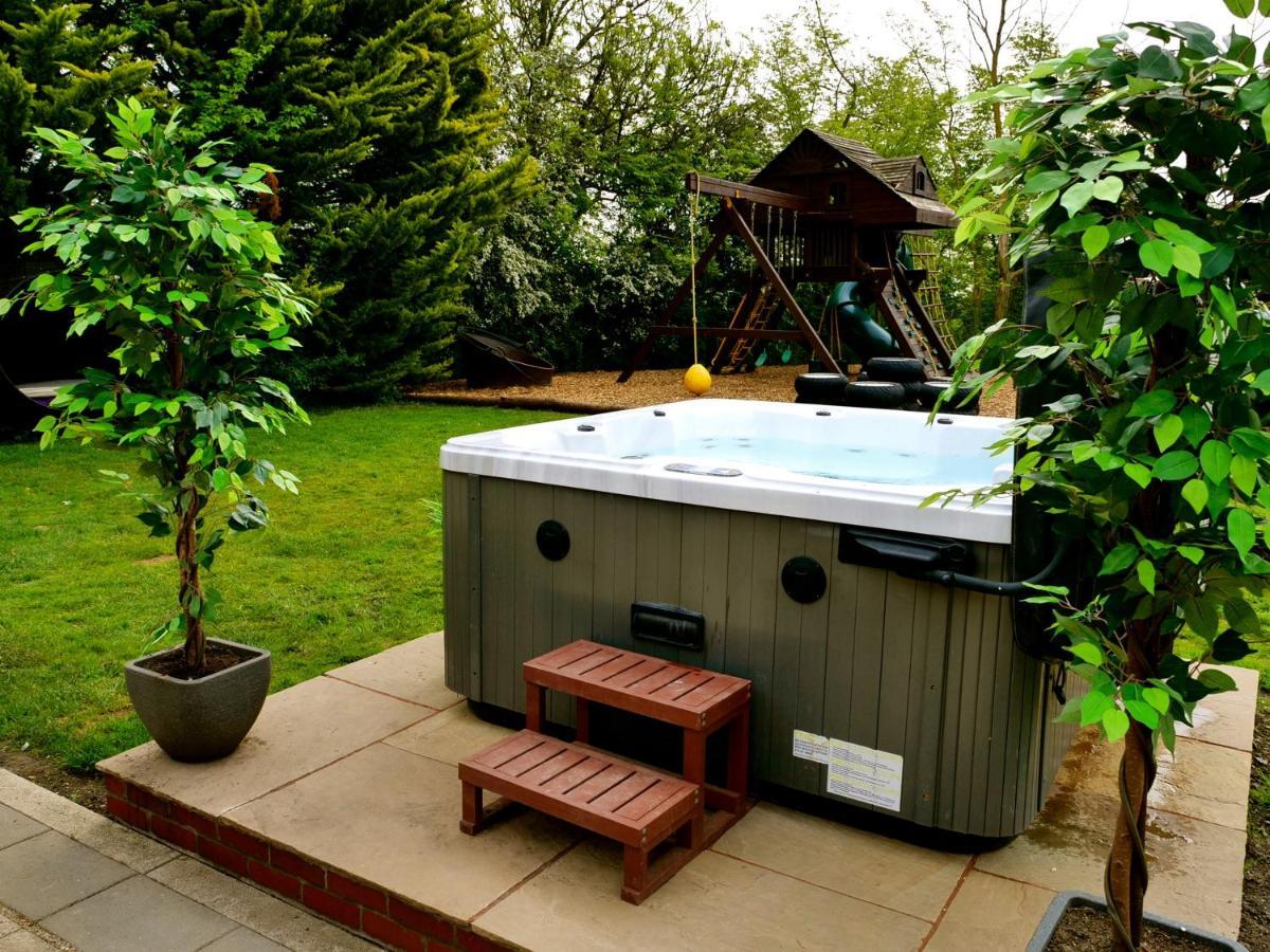 Deluxe 2 Bed Versace Bungalow Hot Tub, Sky Tv, Cinema Screen Saffron Walden Exterior foto